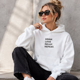 Drink Love Relax Repeat Oversize Hoodie – Beyaz – model üzerinde ön görünüm