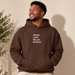Drink Love Relax Repeat Oversize Hoodie – Kahverengi – model üzerinde ön görünüm