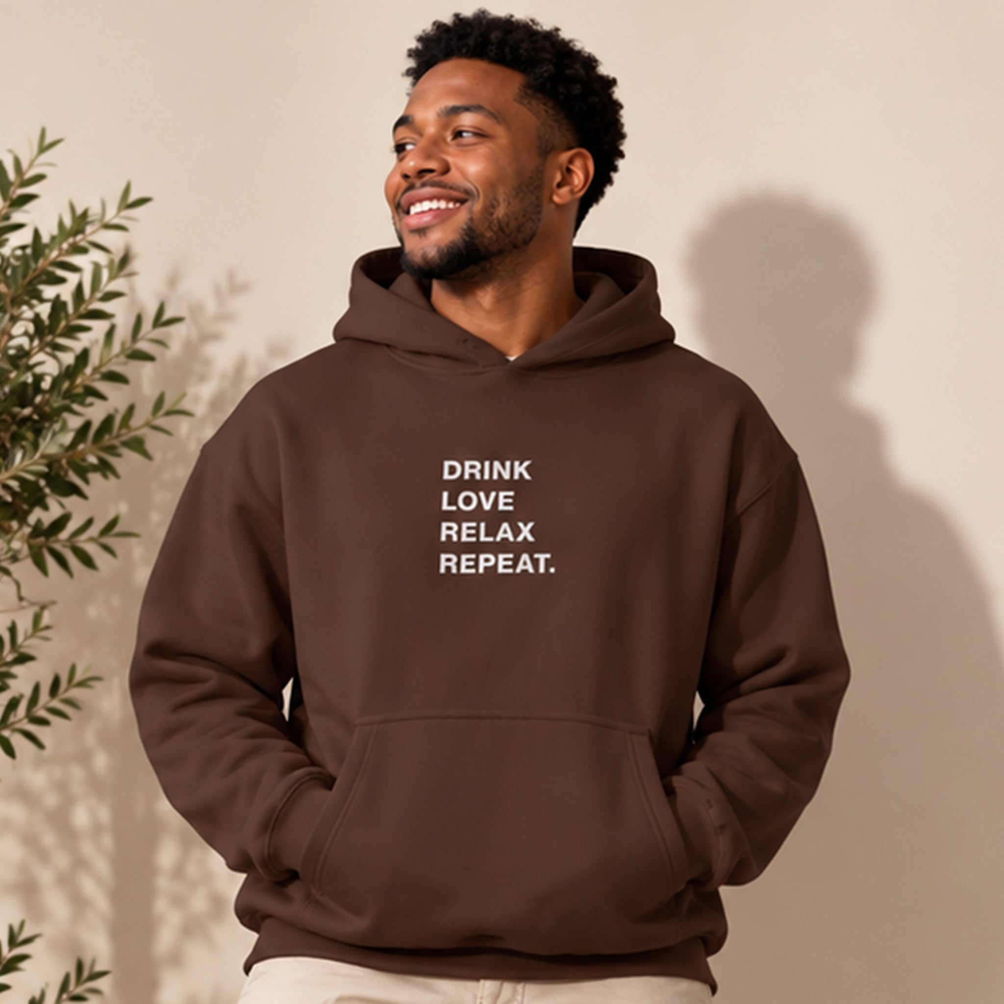 Drink Love Relax Repeat Oversize Hoodie – Kahverengi – model üzerinde ön görünüm