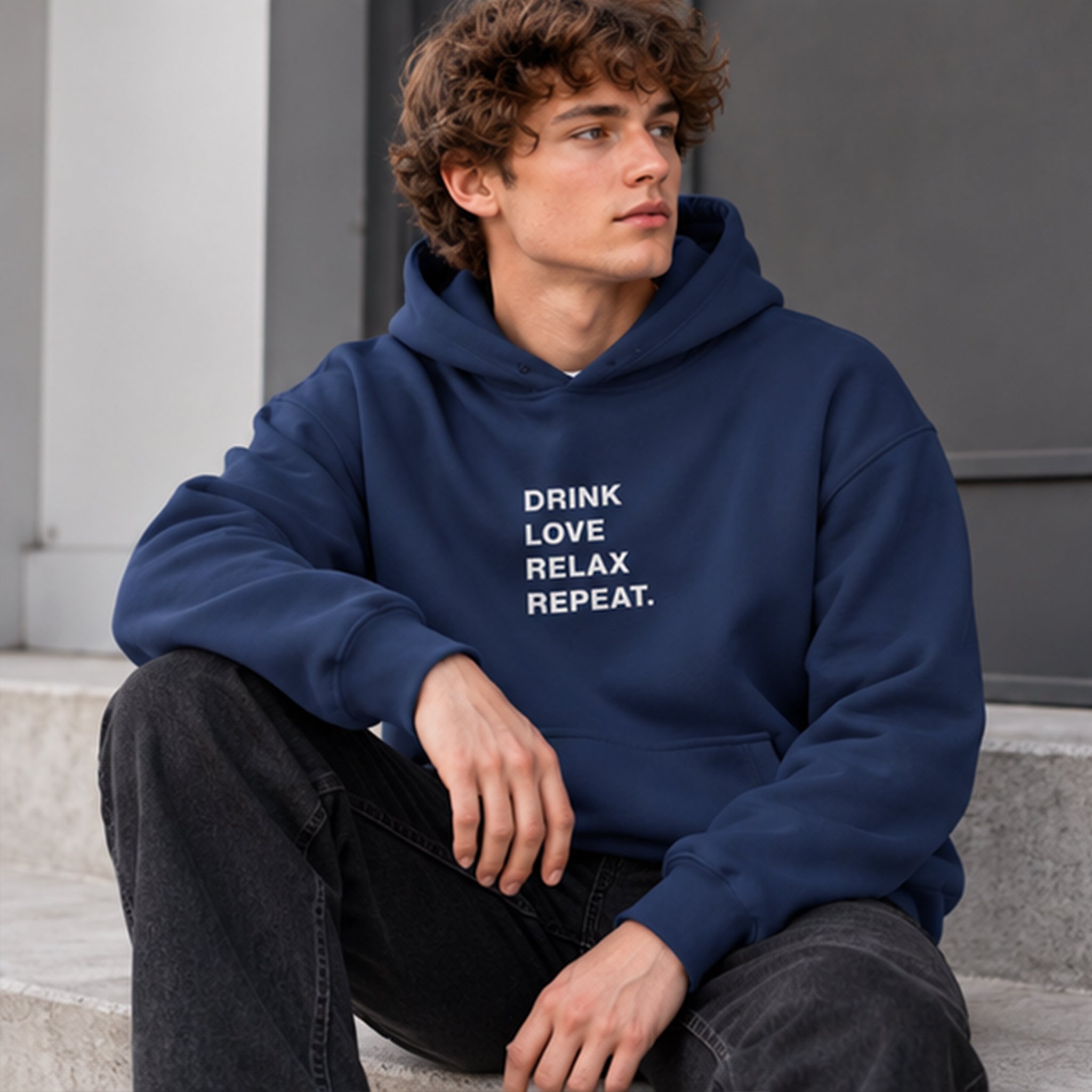 Drink Love Relax Repeat Oversize Hoodie – Lacivert – model üzerinde ön görünüm