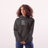 Drink Love Relax Repeat Oversize Hoodie – Antrasit – model üzerinde ön görünüm