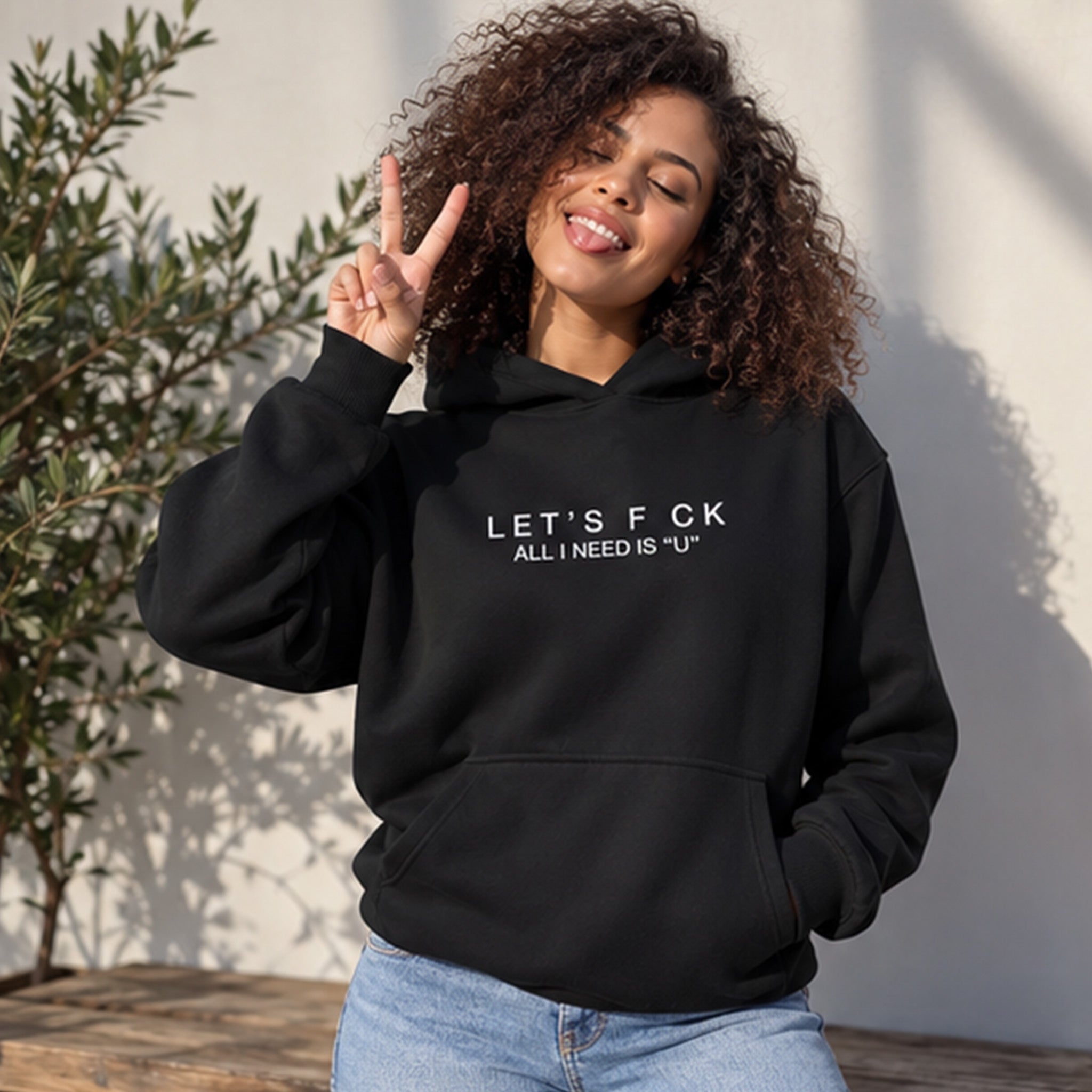 All I Need Is U Oversize Hoodie – Siyah – model üzerinde ön görünüm