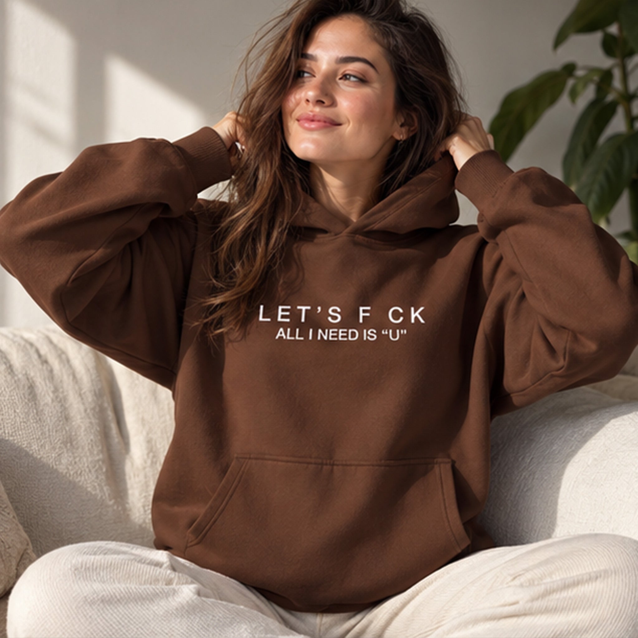 All I Need Is U Oversize Hoodie – Kahverengi – model üzerinde ön görünüm