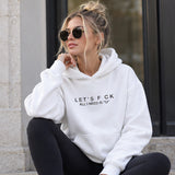 All I Need Is U Oversize Hoodie – Beyaz – model üzerinde ön görünüm