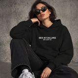 Sex is Calling Oversize Hoodie – Siyah – model üzerinde ön görünüm