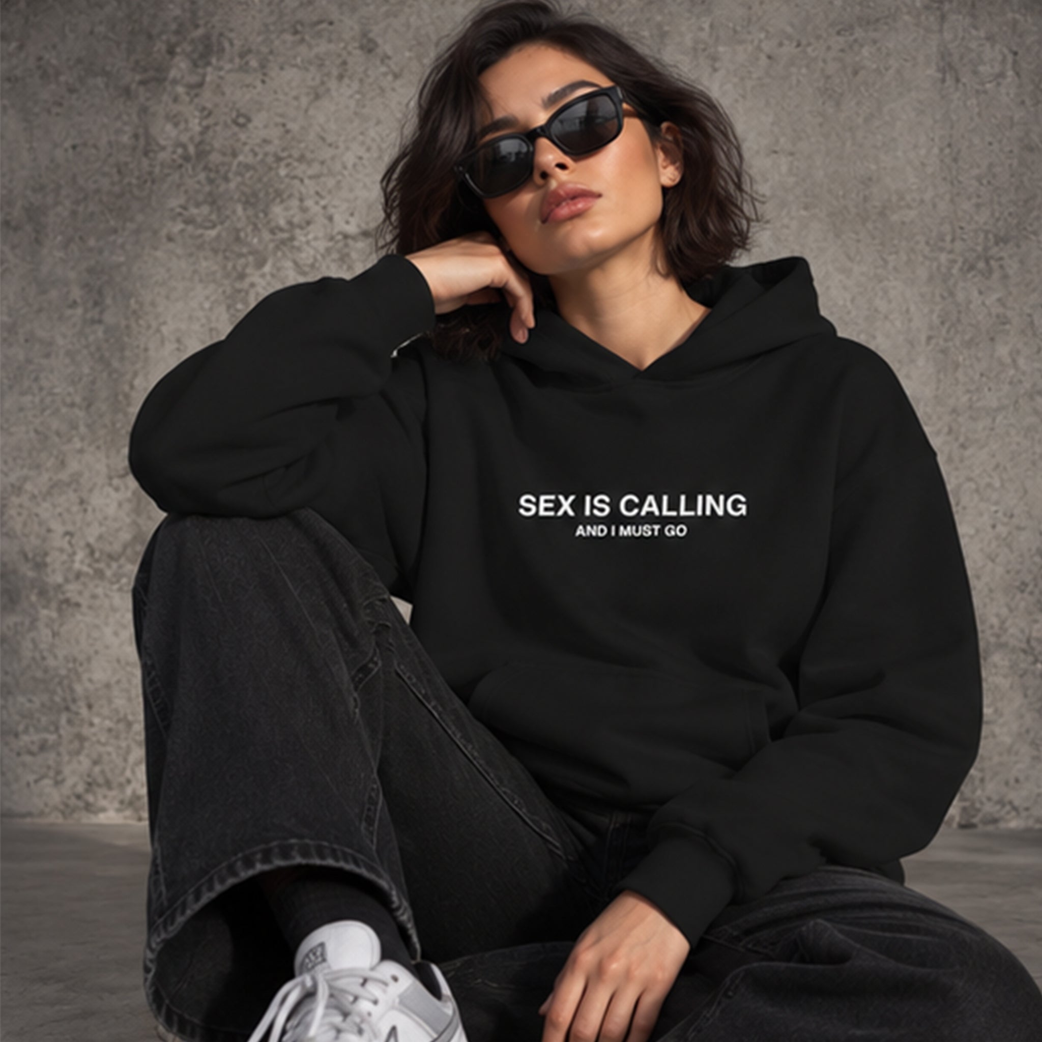 Sex is Calling Oversize Hoodie – Siyah – model üzerinde ön görünüm
