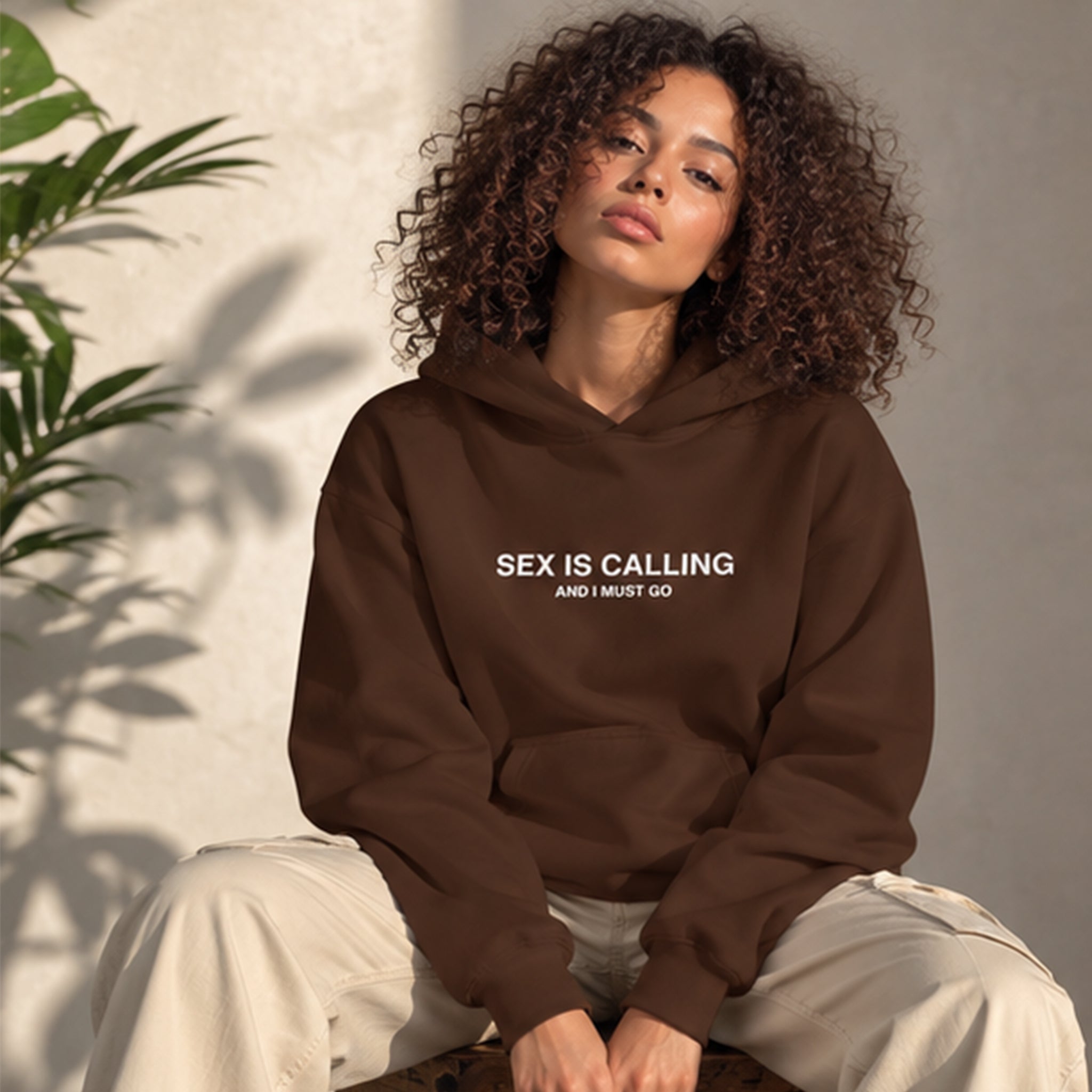 Sex is Calling Oversize Hoodie – Kahverengi – model üzerinde ön görünüm