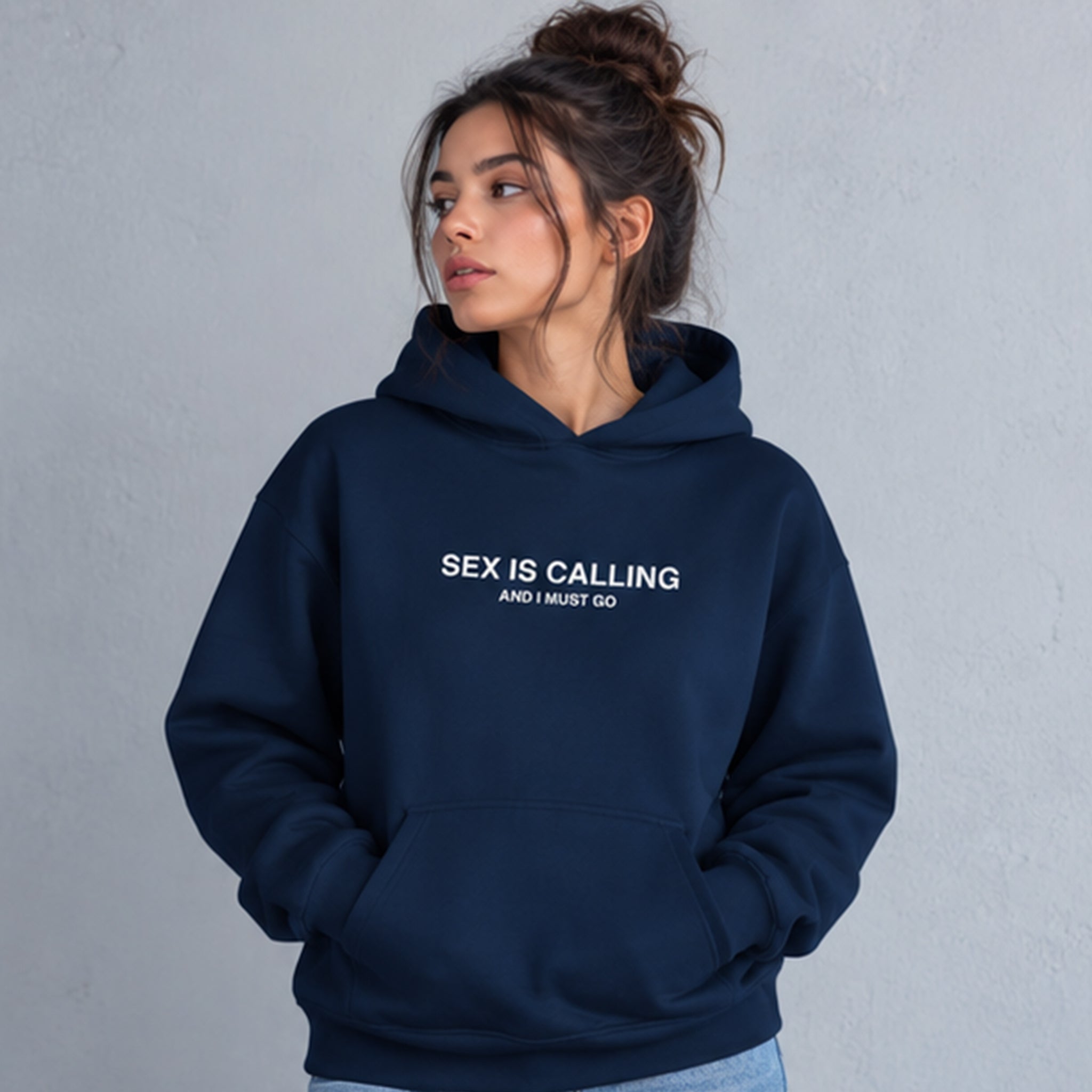 Sex is Calling Oversize Hoodie – Lacivert – model üzerinde ön görünüm