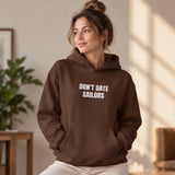 Sailor Oversize Hoodie – Kahverengi – model üzerinde ön görünüm