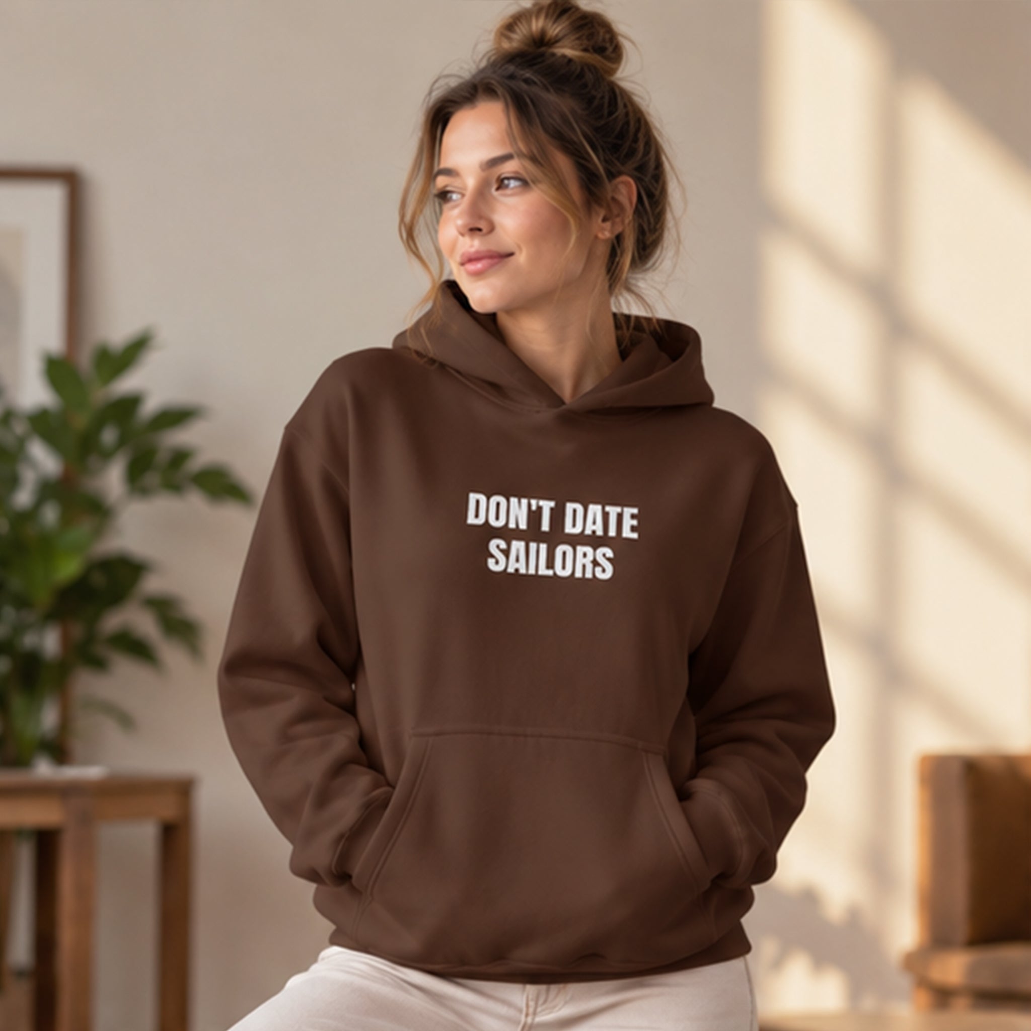Sailor Oversize Hoodie – Kahverengi – model üzerinde ön görünüm