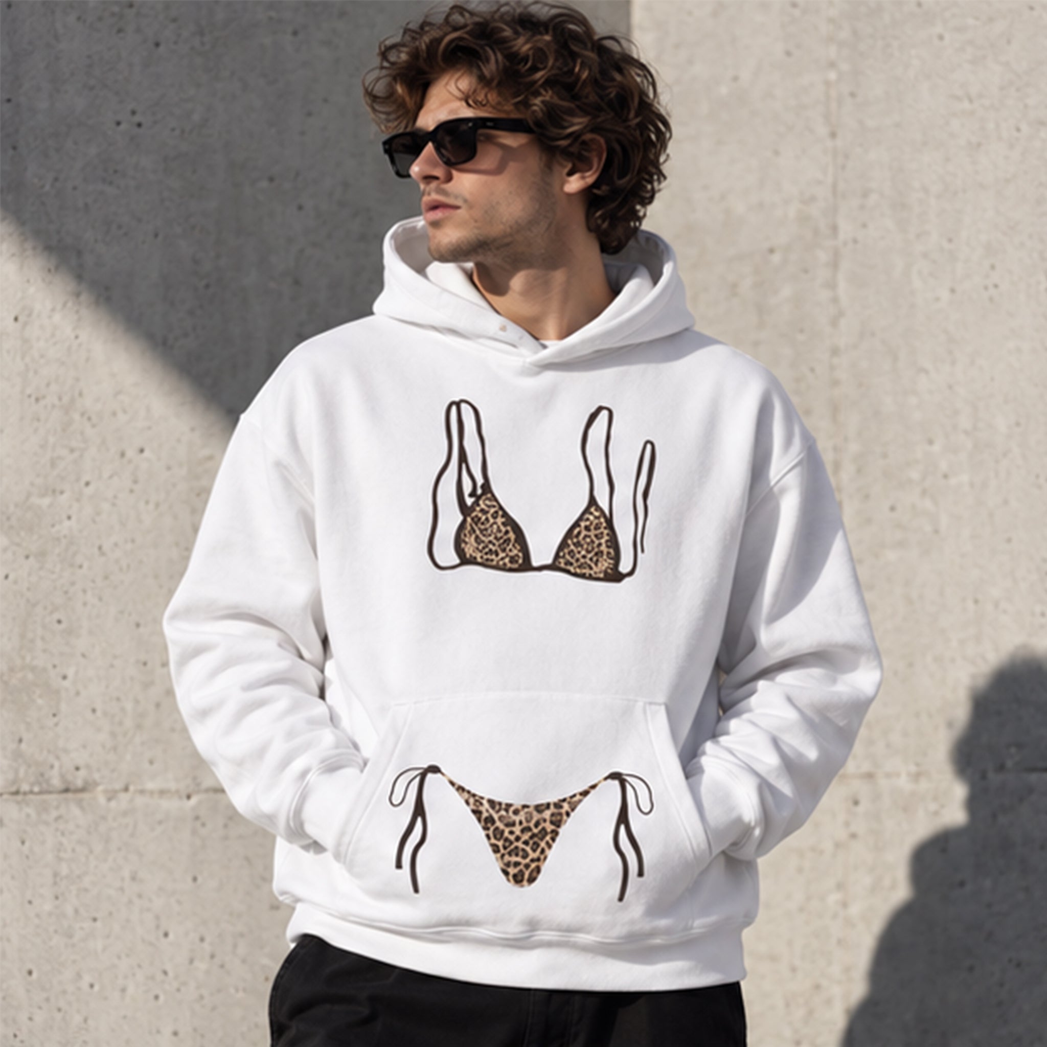 Leopard Bikini Oversize Hoodie – Beyaz – model üzerinde ön görünüm
