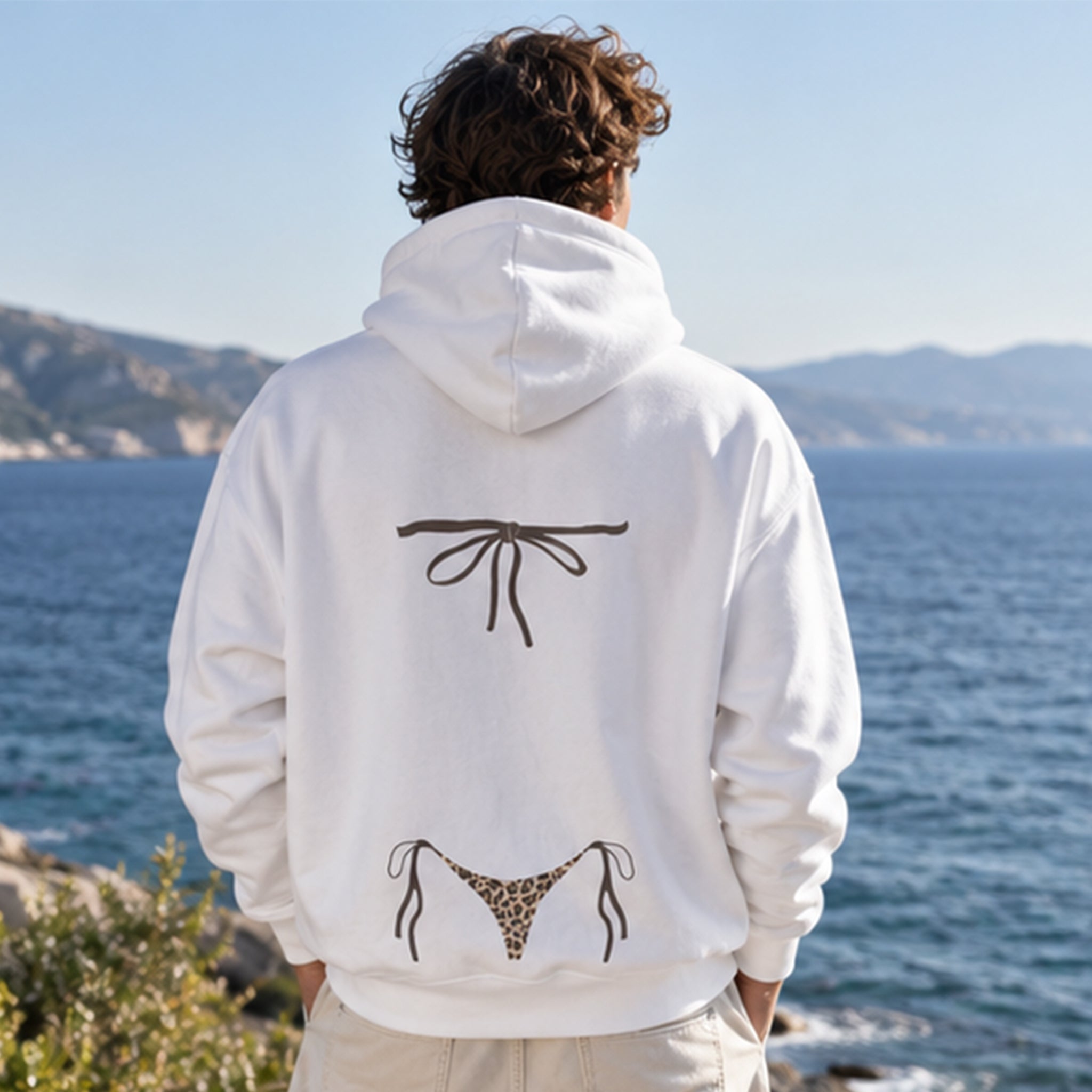 Leopard Bikini Oversize Hoodie – Beyaz – model üzerinde arka görünüm