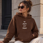 Do MILFs Oversize Hoodie – Kahverengi – model üzerinde ön görünüm