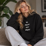 Do MILFs Oversize Hoodie – Siyah – model üzerinde ön görünüm