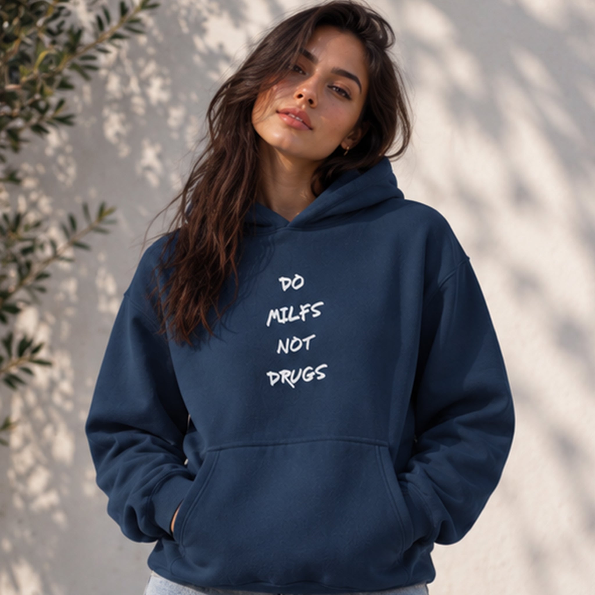 Do MILFs Oversize Hoodie – Lacivert – model üzerinde ön görünüm