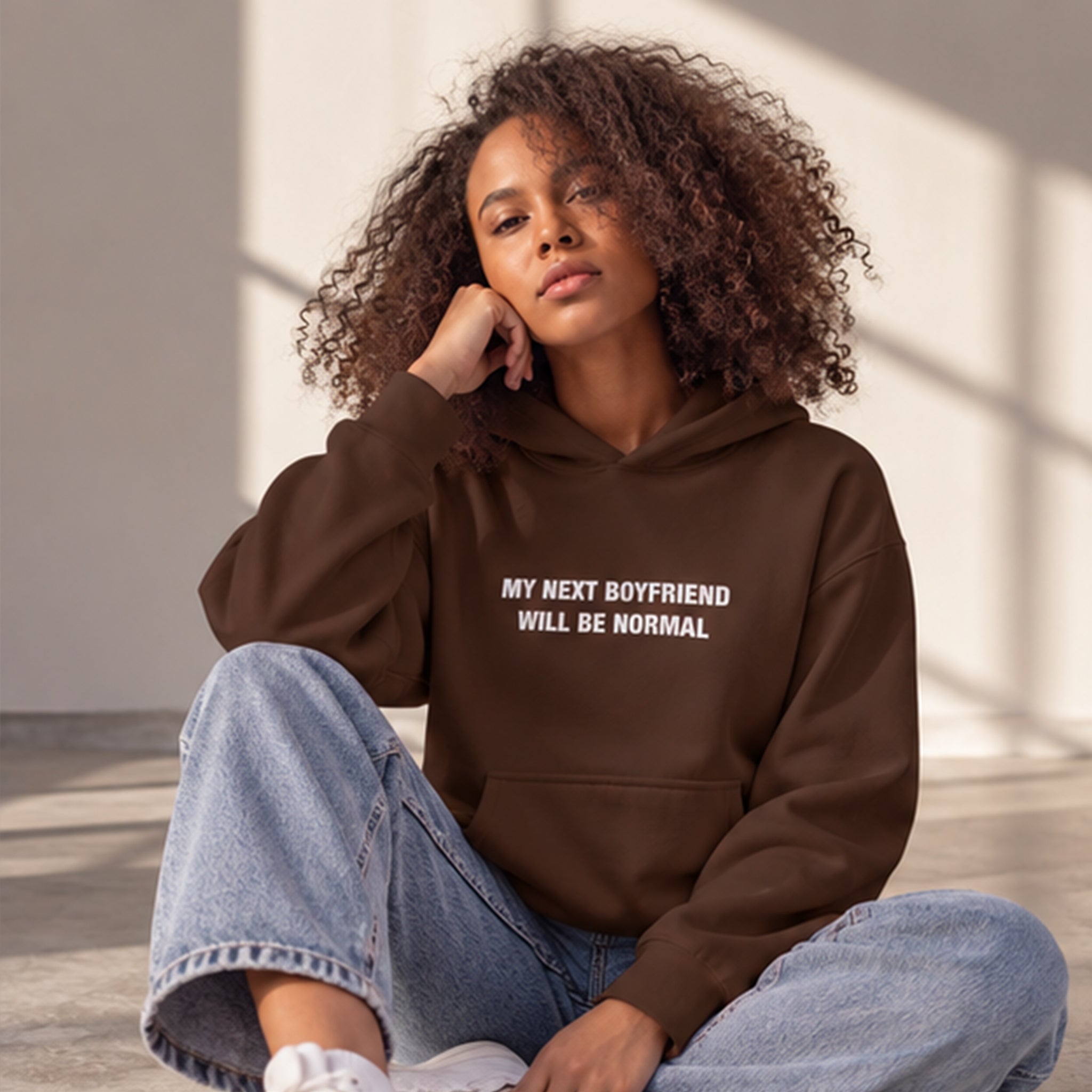 My Next Boyfriend Will Be Normal Oversize Hoodie – Kahverengi – model üzerinde ön görünüm
