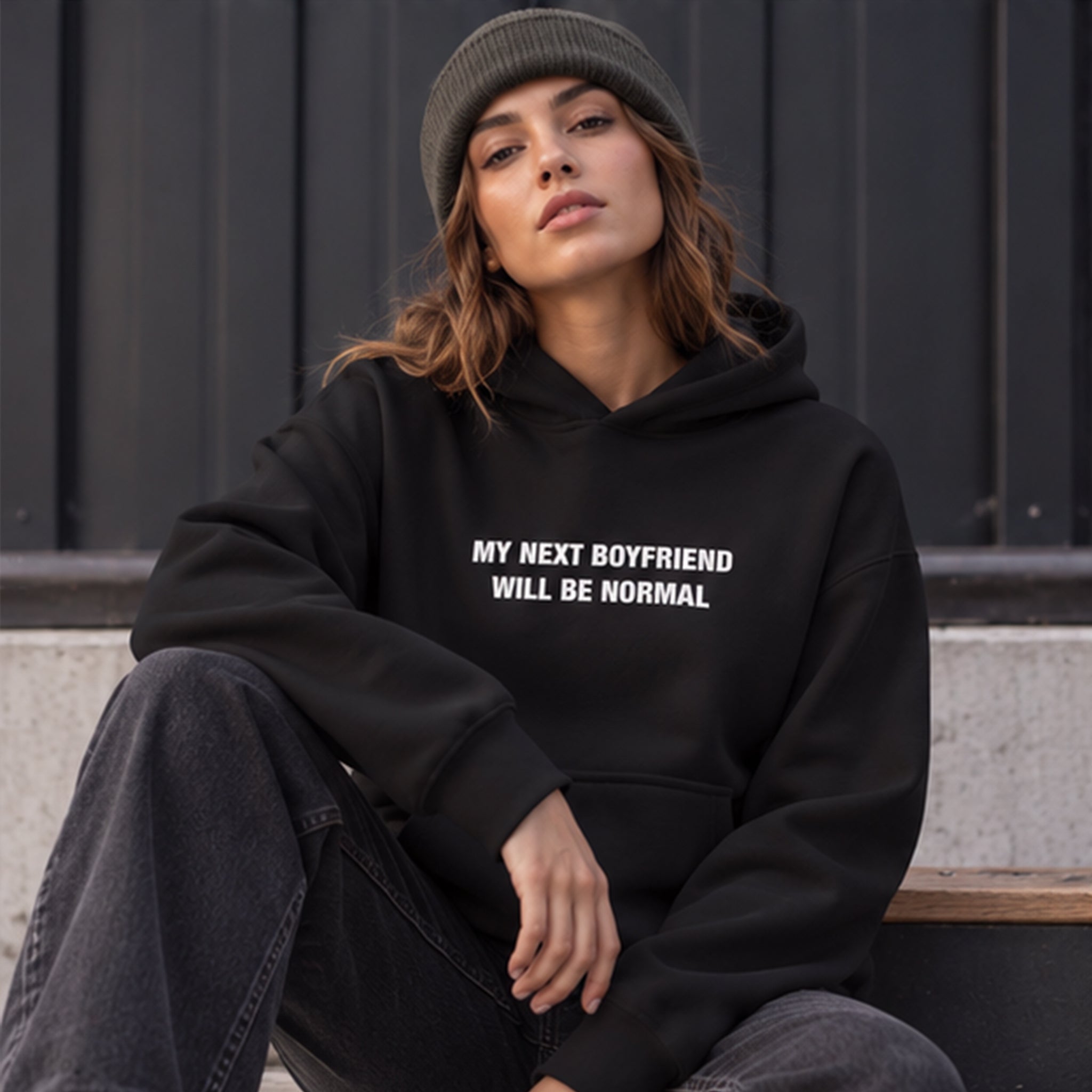My Next Boyfriend Will Be Normal Oversize Hoodie – Siyah – model üzerinde ön görünüm