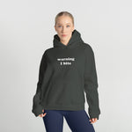 Warning I Bite Oversize Hoodie – Antrasit – model üzerinde ön görünüm