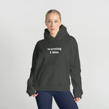 Warning I Bite Oversize Hoodie – Antrasit – model üzerinde ön görünüm