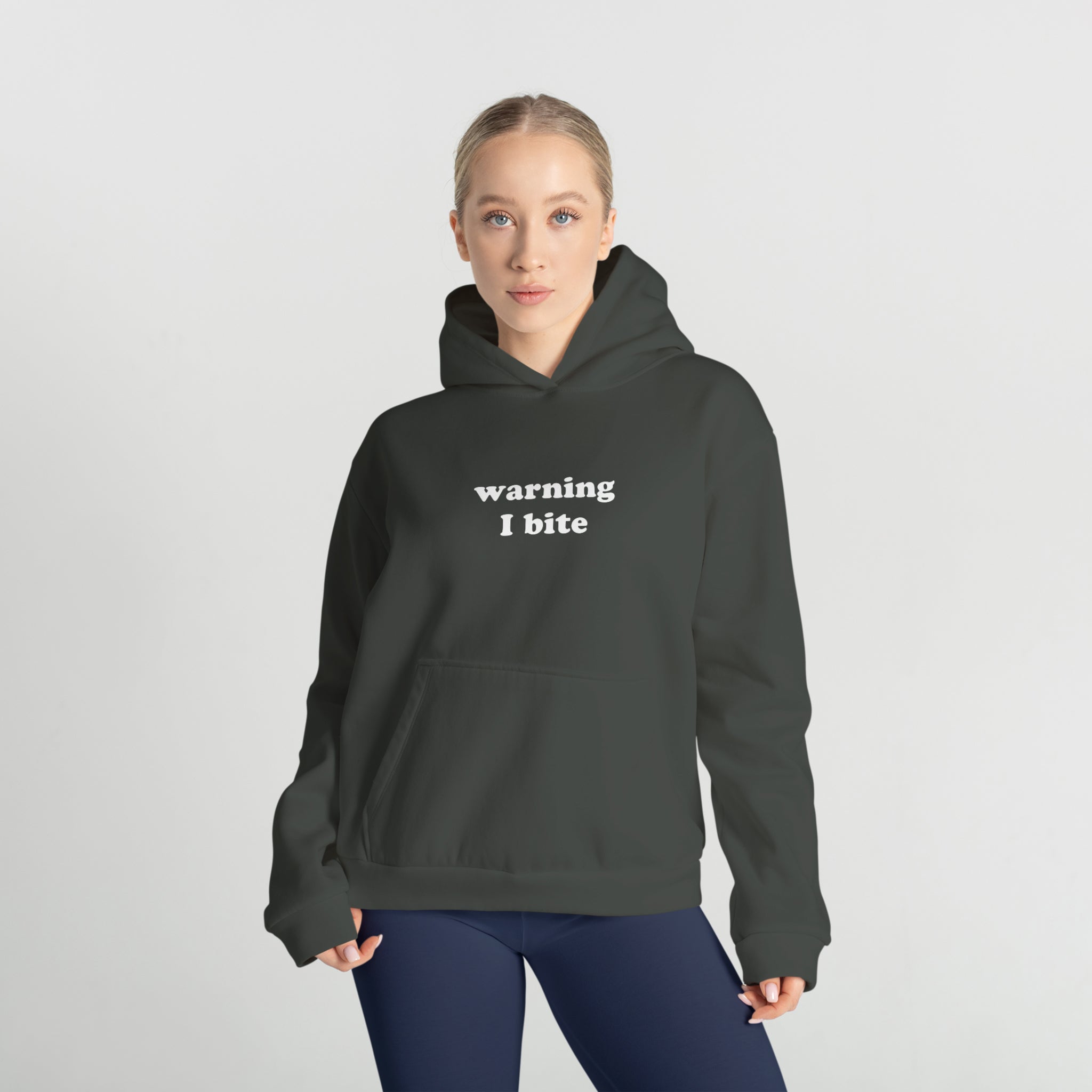 Warning I Bite Oversize Hoodie – Antrasit – model üzerinde ön görünüm