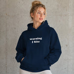 Warning I Bite Oversize Hoodie – Lacivert – model üzerinde ön görünüm