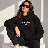 Warning I Bite Oversize Hoodie – Siyah – model üzerinde ön görünüm