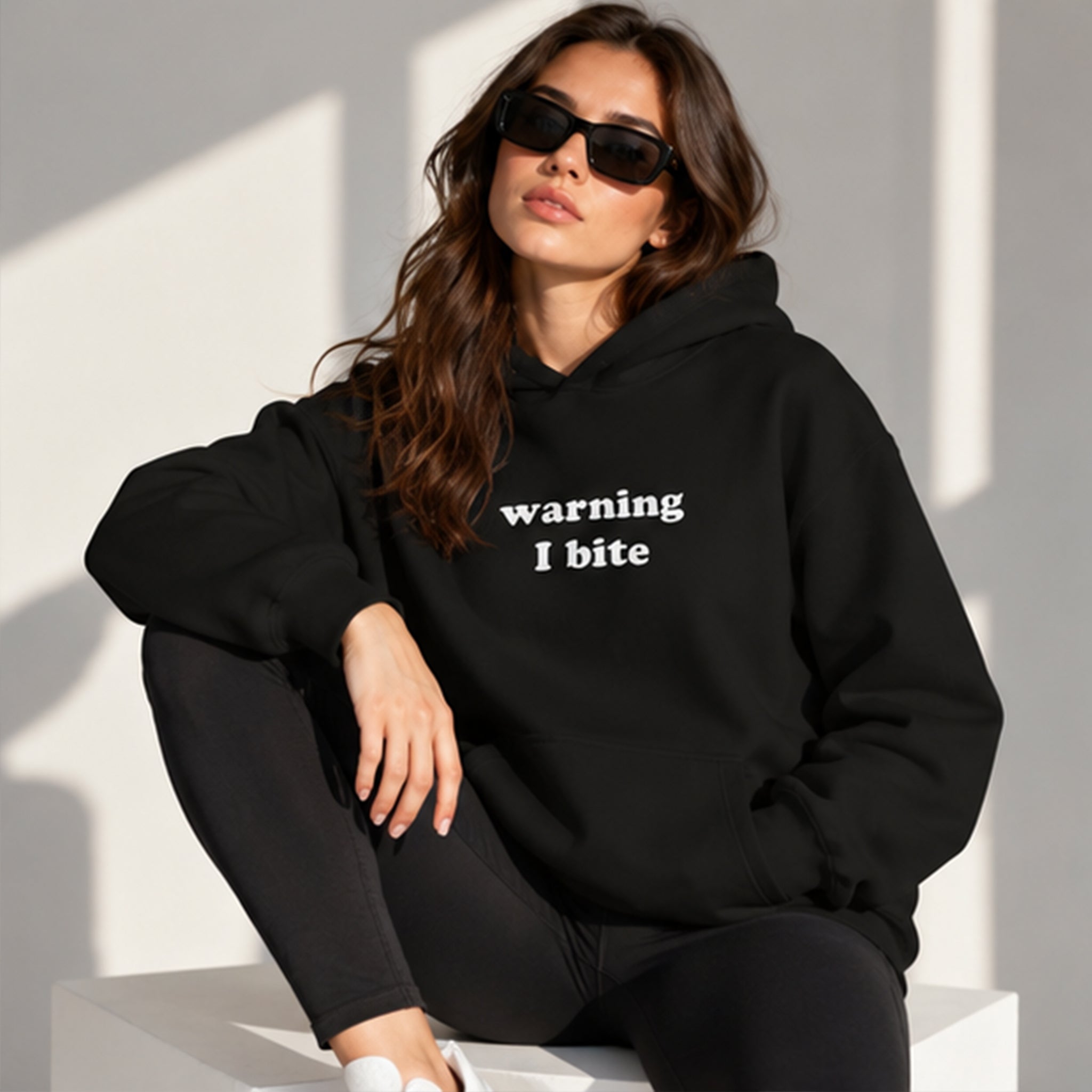 Warning I Bite Oversize Hoodie – Siyah – model üzerinde ön görünüm