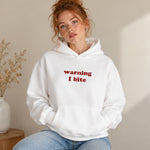 Warning I Bite Oversize Hoodie – Beyaz – model üzerinde ön görünüm