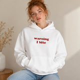 Warning I Bite Oversize Hoodie – Beyaz – model üzerinde ön görünüm