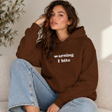 Warning I Bite Oversize Hoodie – Kahverengi – model üzerinde ön görünüm