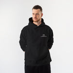 Spa-Francorchamps Grand Prix Oversize Hoodie – Siyah – model üzerinde ön görünüm