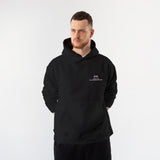 Spa-Francorchamps Grand Prix Oversize Hoodie – Siyah – model üzerinde ön görünüm