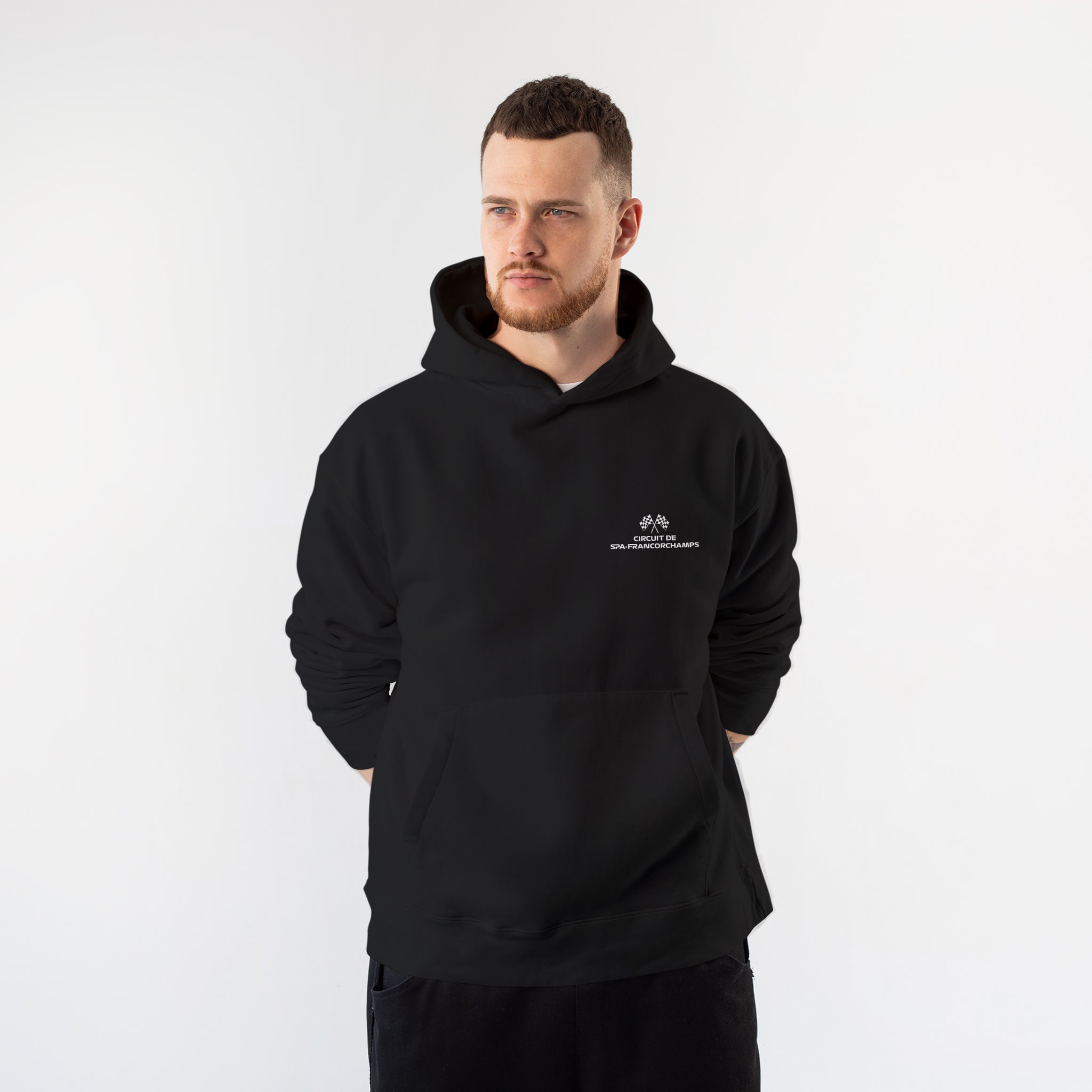 Spa-Francorchamps Grand Prix Oversize Hoodie – Siyah – model üzerinde ön görünüm