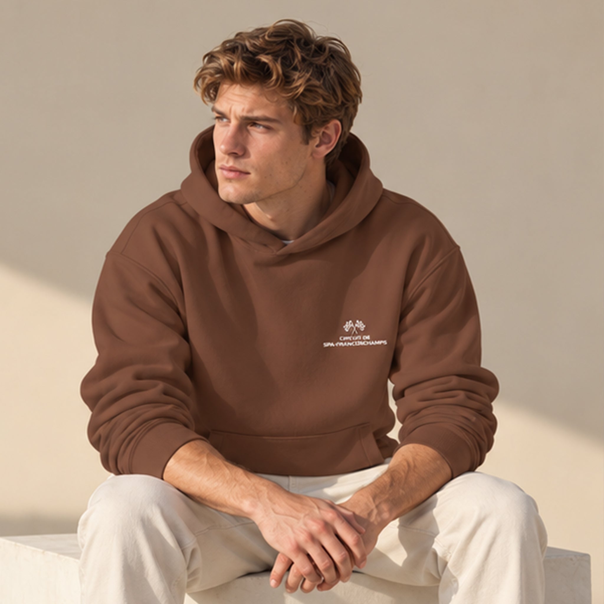 Spa-Francorchamps Grand Prix Oversize Hoodie – Kahverengi – model üzerinde ön görünüm