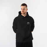 Monaco Grand Prix Oversize Hoodie – Siyah – model üzerinde ön görünüm