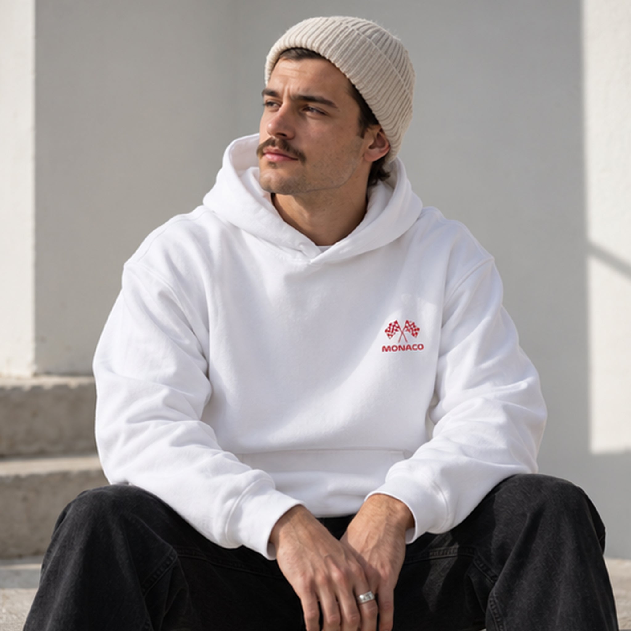 Monaco Grand Prix Oversize Hoodie – Beyaz – model üzerinde ön görünüm
