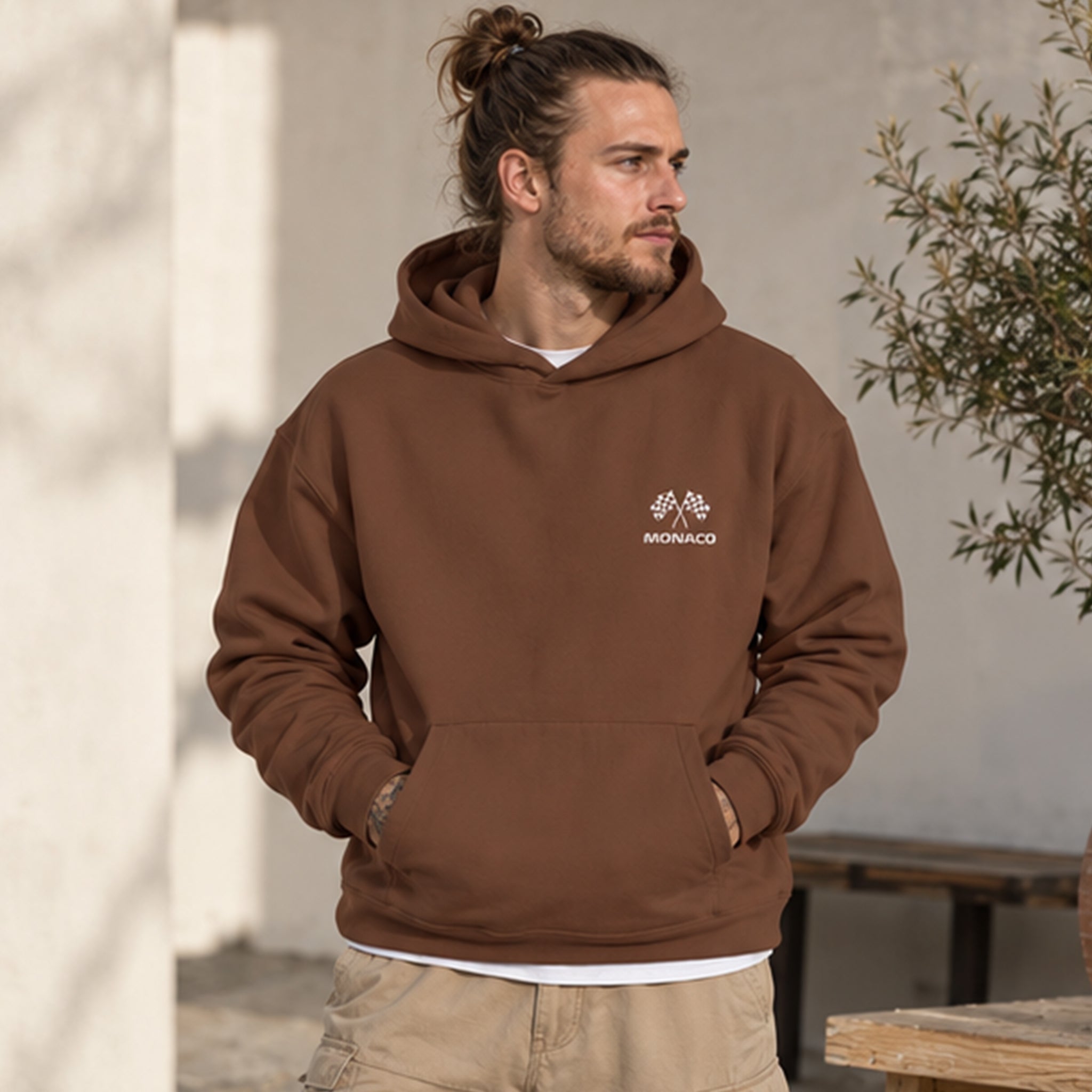 Monaco Grand Prix Oversize Hoodie – Kahverengi – model üzerinde ön görünüm