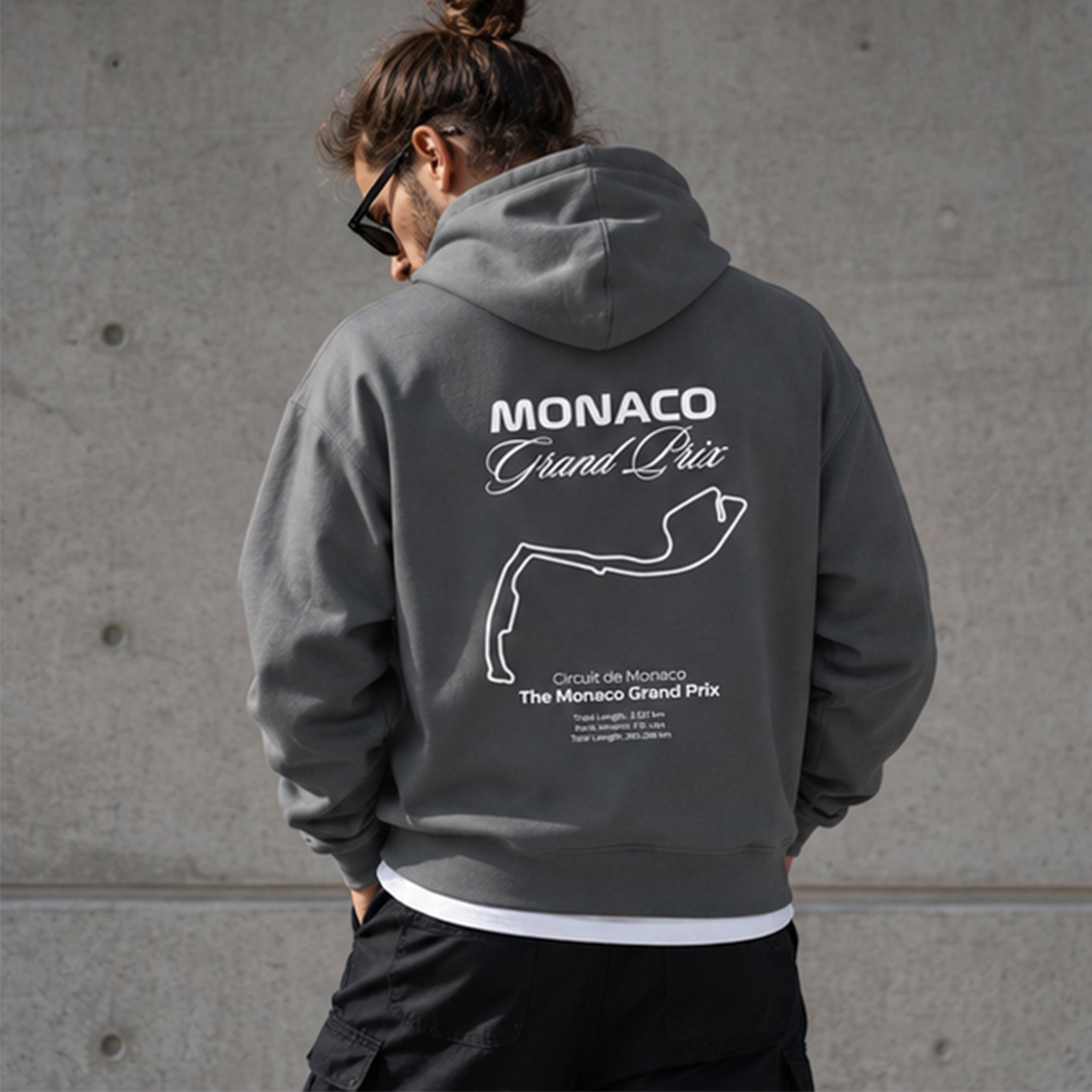 Monaco Grand Prix Oversize Hoodie – Antrasit – model üzerinde arka görünüm