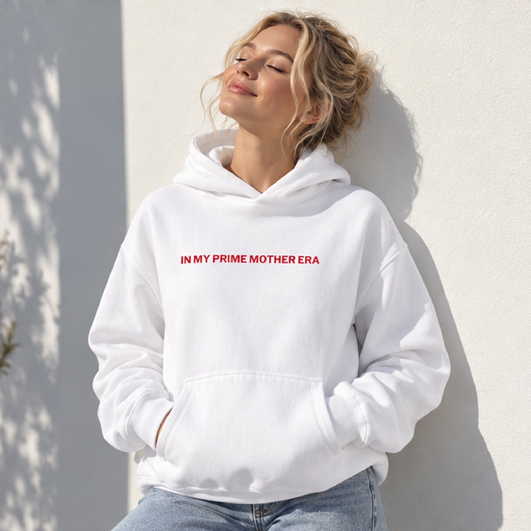 In My Prime Mother Era Oversize Hoodie – Beyaz – model üzerinde ön görünüm