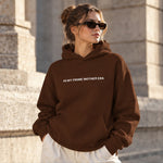 In My Prime Mother Era Oversize Hoodie – Kahverengi – model üzerinde ön görünüm