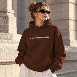 In My Prime Mother Era Oversize Hoodie – Kahverengi – model üzerinde ön görünüm