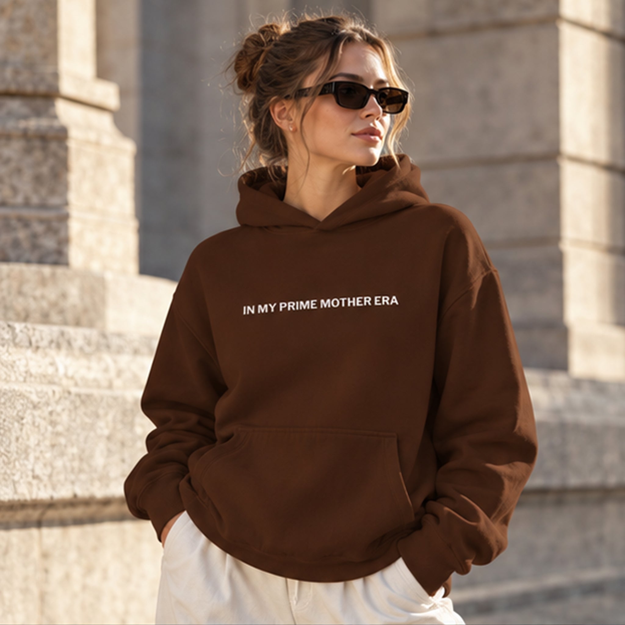 In My Prime Mother Era Oversize Hoodie – Kahverengi – model üzerinde ön görünüm