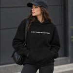 In My Prime Mother Era Oversize Hoodie – Siyah – model üzerinde ön görünüm