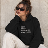 Sexy People Overthink Oversize Hoodie – Siyah – model üzerinde ön görünüm