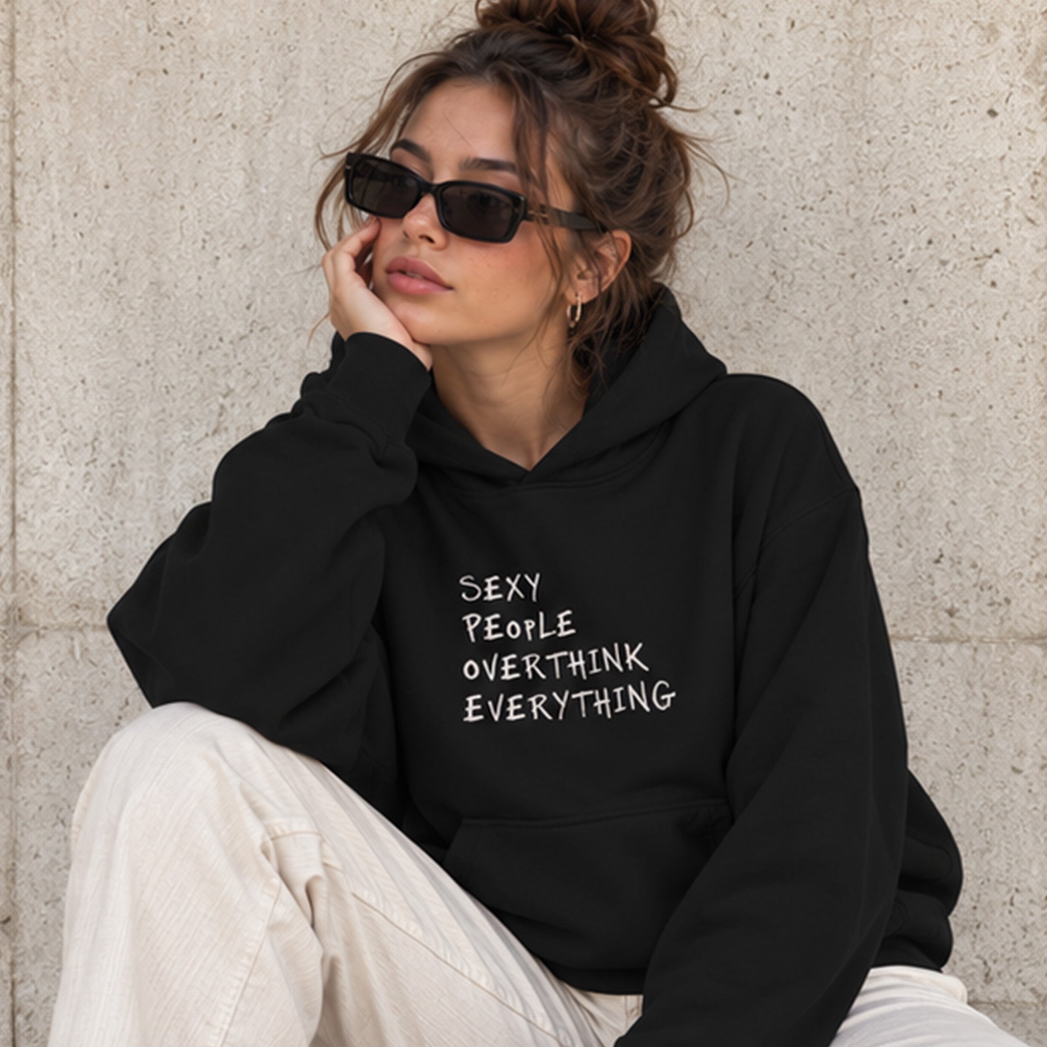 Sexy People Overthink Oversize Hoodie – Siyah – model üzerinde ön görünüm