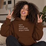 Sexy People Overthink Oversize Hoodie – Kahverengi – model üzerinde ön görünüm
