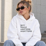 Sexy People Overthink Oversize Hoodie – Beyaz – model üzerinde ön görünüm