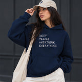 Sexy People Overthink Oversize Hoodie – Lacivert – model üzerinde ön görünüm