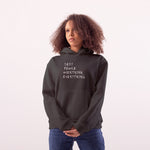Sexy People Overthink Oversize Hoodie – Antrasit – model üzerinde ön görünüm
