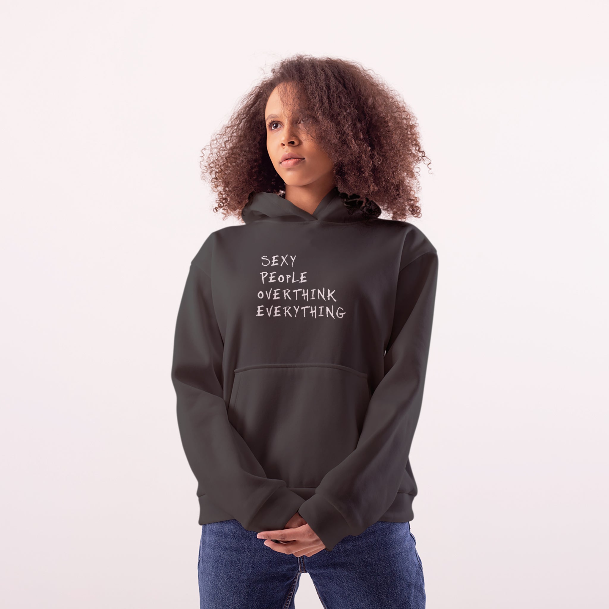 Sexy People Overthink Oversize Hoodie – Antrasit – model üzerinde ön görünüm